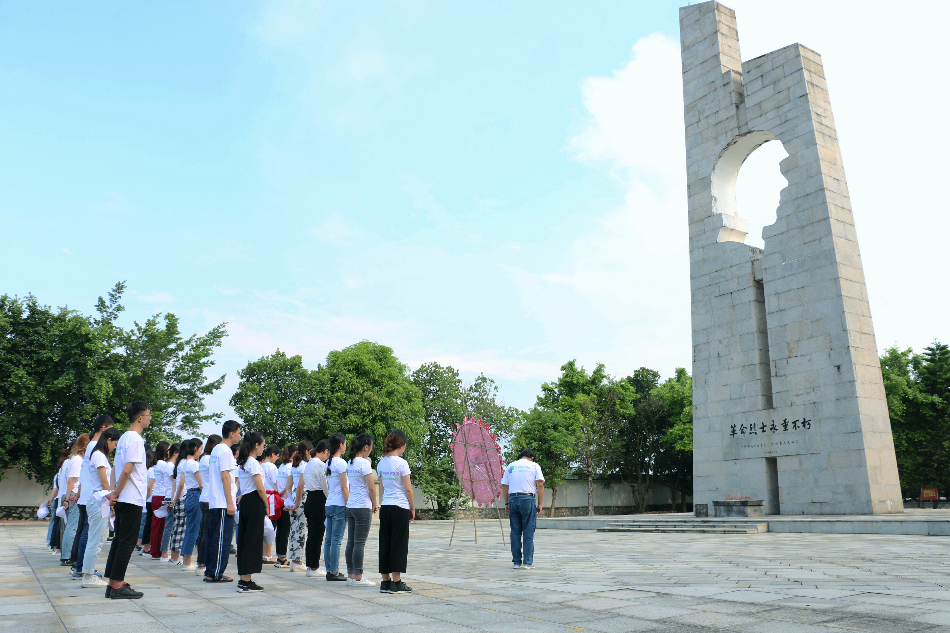 动态 学院新闻 正文下午回到县城,实践团全体师生来到宁明烈士陵园,为